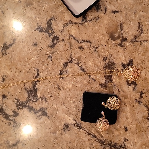 3/$12 New.set of necklace and post earrings - Picture 3 of 5